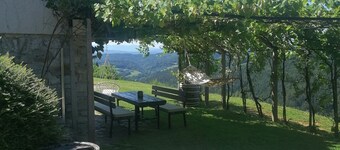 Charming 2-bedroom country house in Gabrovka with an exceptional view.