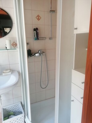 Hiustenkuivaaja, pyyhkeet, vessapaperi