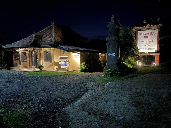 A traditional building with a sign for 'Strawberry Hill Restaurant & Hotel'. - Strawberry Hill Hotel & Restaurant (Baturiti)