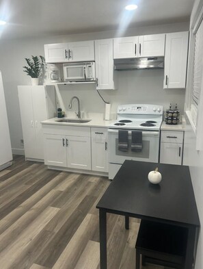 Kühlschrank, Mikrowelle, Ofen, Herdplatte