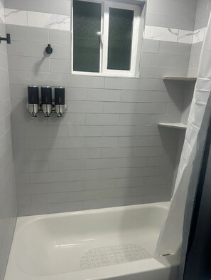 Haartrockner, Handtücher, Seife, Shampoo