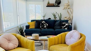 Living area - Zen Point Loma Garden House (San Diego)