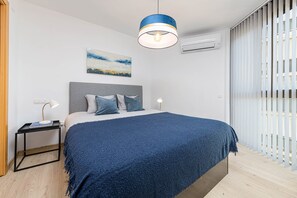 Luksusleilighet, sjøutsikt | 1 soverom, dundyner, individuelt dekorert og individuelt innredet