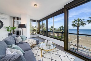 Luxury-Apartment, Meerblick | Wohnbereich