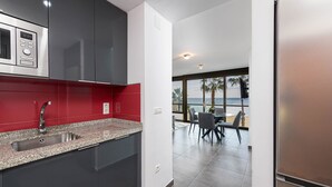 Apartemen Mewah, pemandangan laut | Dapur pribadi | Mesin pembuat kopi/teh, lemari es besar, microwave, dan oven