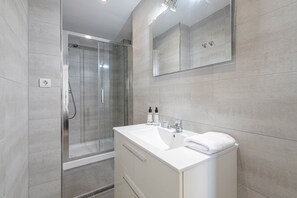 Luxury Apartment, Sea View | Bathroom | Shower, hair dryer, towels, soap