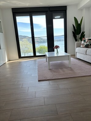 Smart TV - Apartamento Deluxe, Frente al mar y en la Ria de Vigo, (Moaña)