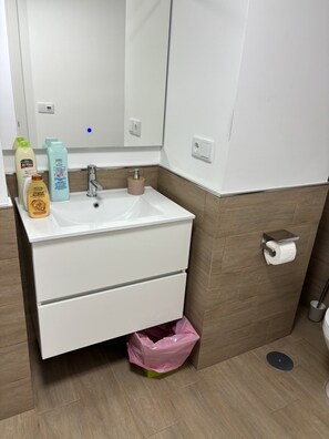 Shower, eco-friendly toiletries, hair dryer, towels - Apartamento Deluxe, Frente al mar y en la Ria de Vigo, (Moaña)