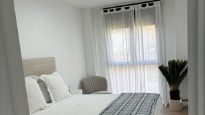 1 soverom, skrivebord, strykejern/-brett og reiseseng for barn
