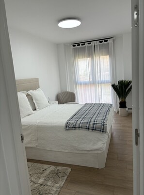 1 bedroom, desk, iron/ironing board, travel cot - Apartamento Deluxe, Frente al mar y en la Ria de Vigo, (Moaña)