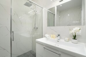 Appartement, 1 slaapkamer, balkon | Badkamer | Een douche, handdoeken