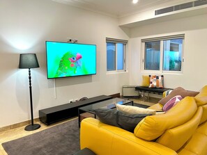 Smart TV - Spacious Luxury Home in Eastlakes | Minutes from City/Beaches/Airports (Eastlakes)