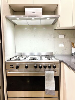 Fridge, microwave, oven, stovetop - Spacious Luxury Home in Eastlakes | Minutes from City/Beaches/Airports (Eastlakes)