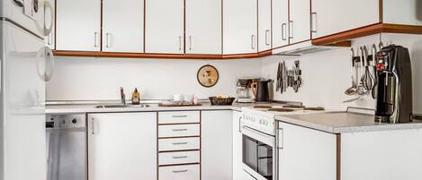 Réfrigérateur, micro-ondes, four, lave-vaisselle