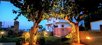 50m from the beach cosy spacious family house, 4bedrooms & 4bathrooms & bbq area