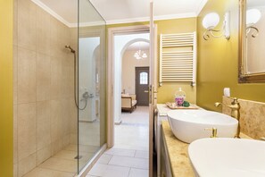 Douche, sèche-cheveux, serviettes fournies, savon