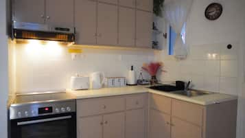 Kühlschrank, Ofen, Herdplatte, Wasserkocher