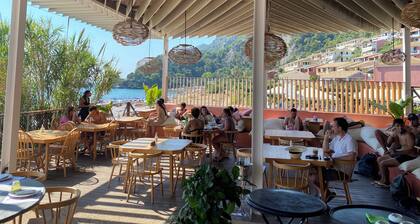 Glyfada Beach Escape, one of the closest to the beach & High Speed Internet