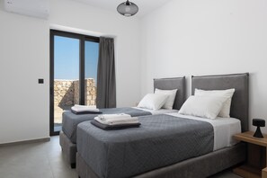 2 soveværelser, pengeskab på værelset, strygejern/strygebræt