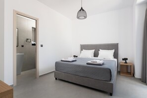 2 makuuhuonetta, tallelokero huoneessa, silitysrauta/-lauta