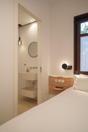 Business Suite | Bathroom | Free toiletries, hair dryer, towels, soap - La moderna suites (Málaga)