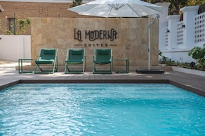 Outdoor pool, open 10:00 AM to 10:00 PM, pool umbrellas, sun loungers - La moderna suites (Málaga)
