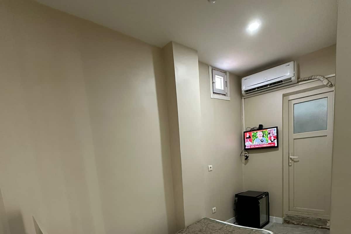 经济单人房 | 迷你吧、客房内保险箱、免费 WiFi、床单