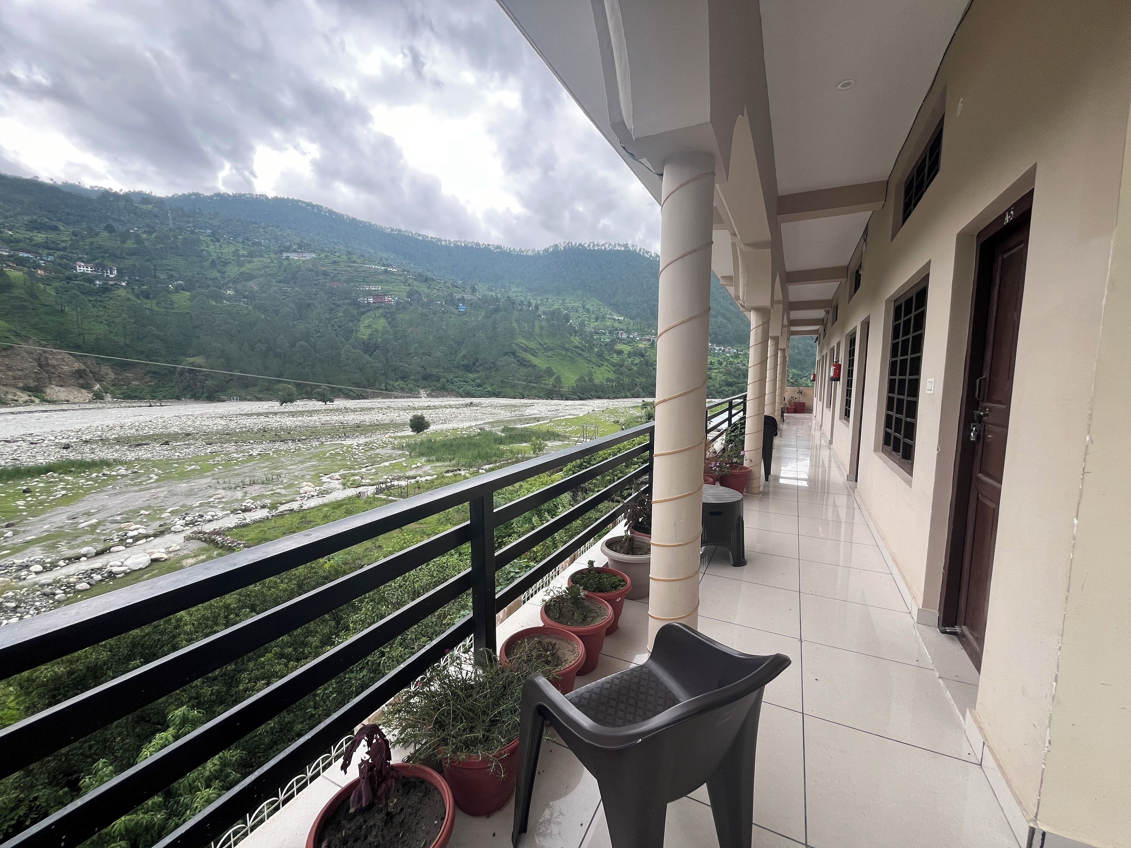 Habitación de lujo, 1 cama matrimonial, Terraza, vista al río | Área de sala de estar | Smart TV, libros, películas con cargo y servicios de streaming 