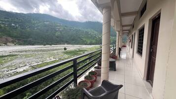 Habitación de lujo, 1 cama matrimonial, Terraza, vista al río | Área de sala de estar | Smart TV, libros, películas con cargo y servicios de streaming