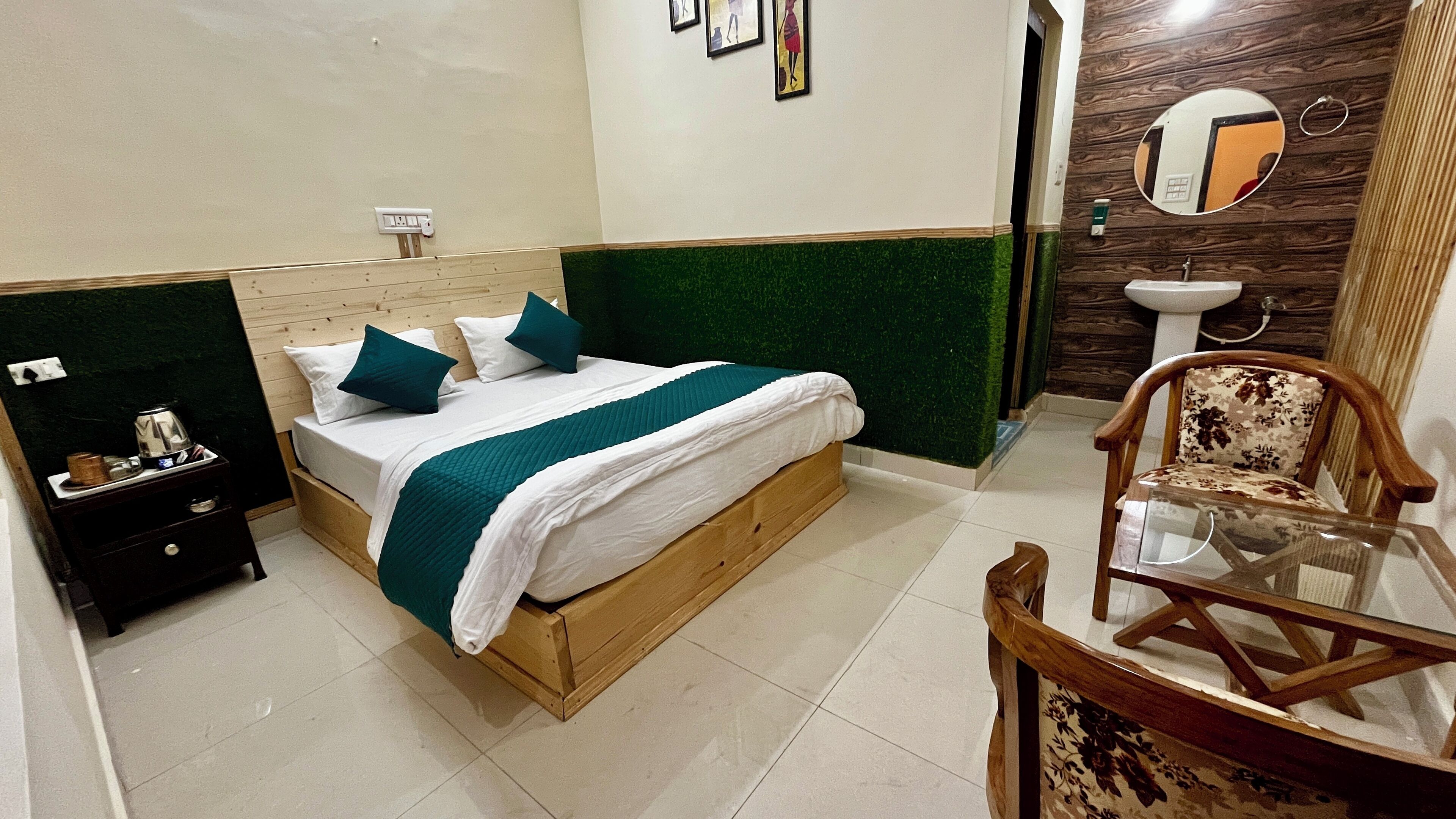 Premium Room, 1 Queen Bed, Pets allowed | Egyptian cotton sheets, premium bedding, memory-foam beds