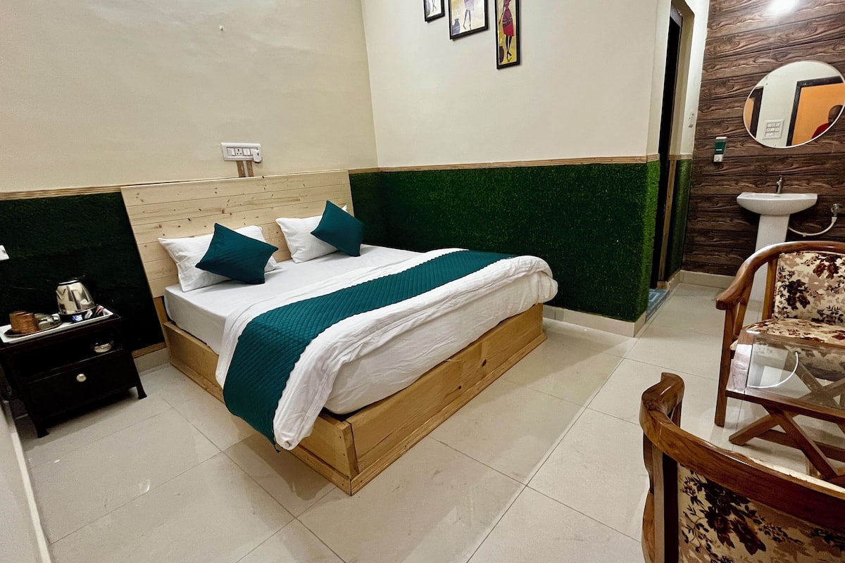 Premium Room, 1 Queen Bed, Pets Allowed | Egyptian cotton sheets, premium bedding, memory foam beds