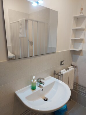 Comfort Triple Room, Non Smoking, Private Bathroom | Bathroom | Hair dryer, towels, soap, shampoo - FARE BnB Room del Parco (Reggio nell'Emilia)