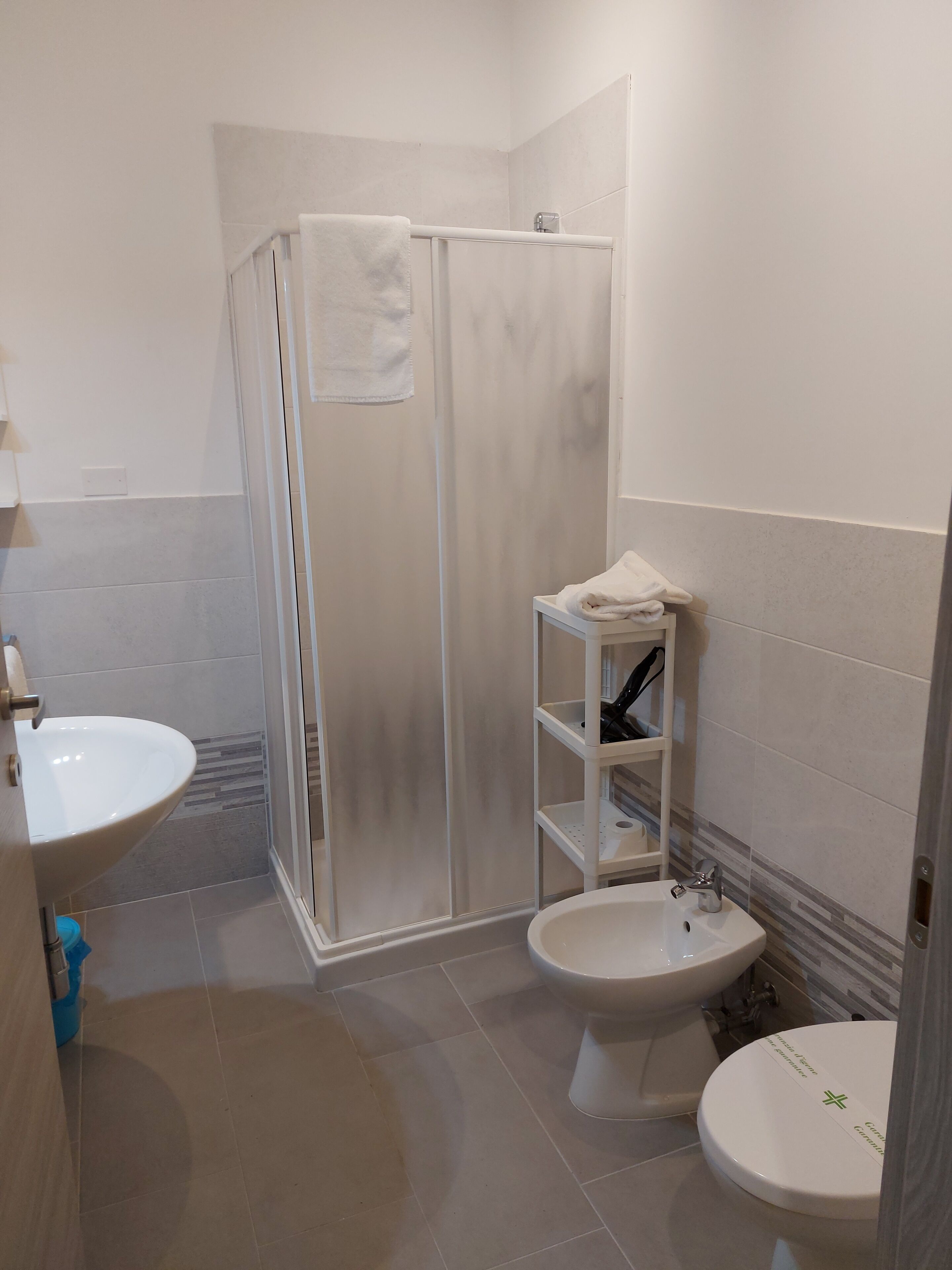 Chambre Triple Confort, non-fumeurs, salle de bains privée | Salle de bain | Sèche-cheveux, serviettes fournies, savon, shampoing