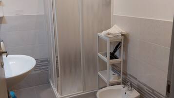 Chambre Triple Confort, non-fumeurs, salle de bains privée | Salle de bain | SÚche-cheveux, serviettes fournies, savon, shampoing
