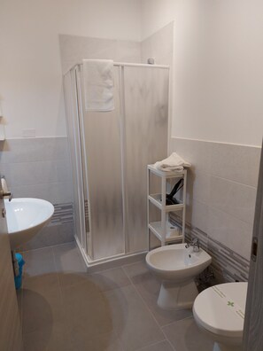 Comfort-Dreibettzimmer, Nichtraucher, eigenes Bad | Badezimmer