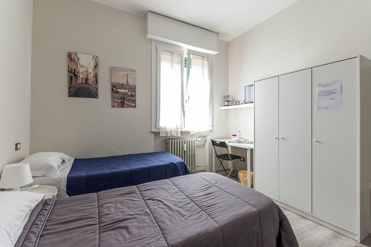 Habitación triple Confort, para no fumadores, baño privado | Escritorio, insonorización y wifi gratis