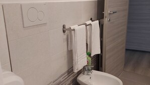 Superior Double Room, Non Smoking, City View | Bathroom - FARE BnB Room del Parco (Reggio nell'Emilia)