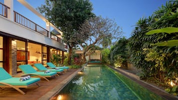 Kolam renang outdoor, dengan payung kolam renang dan kursi berjemur