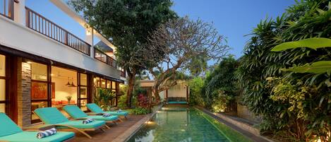 Piscine extérieure, parasols de plage, chaises longues