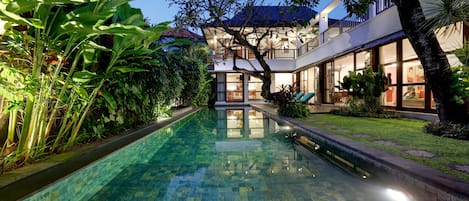 Außenpool, Sonnenschirme, Liegestühle