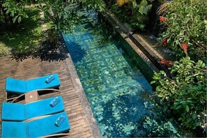 Außenpool, Sonnenschirme, Liegestühle