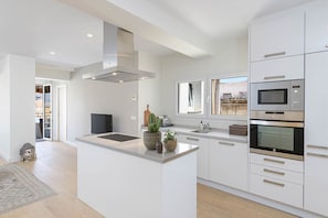 Private kitchen | Full-sized fridge, microwave, oven, stovetop - Solaga - Mercedes (Málaga)