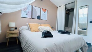 2 slaapkamers, een strijkplank/strijkijzer, reisbedje, gratis wifi