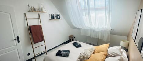 2 bedrooms, iron/ironing board, travel cot, free WiFi