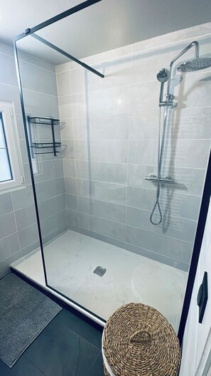 Dusj, hårføner, håndklær og såpe