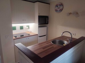 Geladeira, micro-ondas, fogão, cooktop