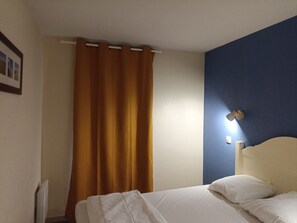 2 bedrooms, iron/ironing board, travel cot