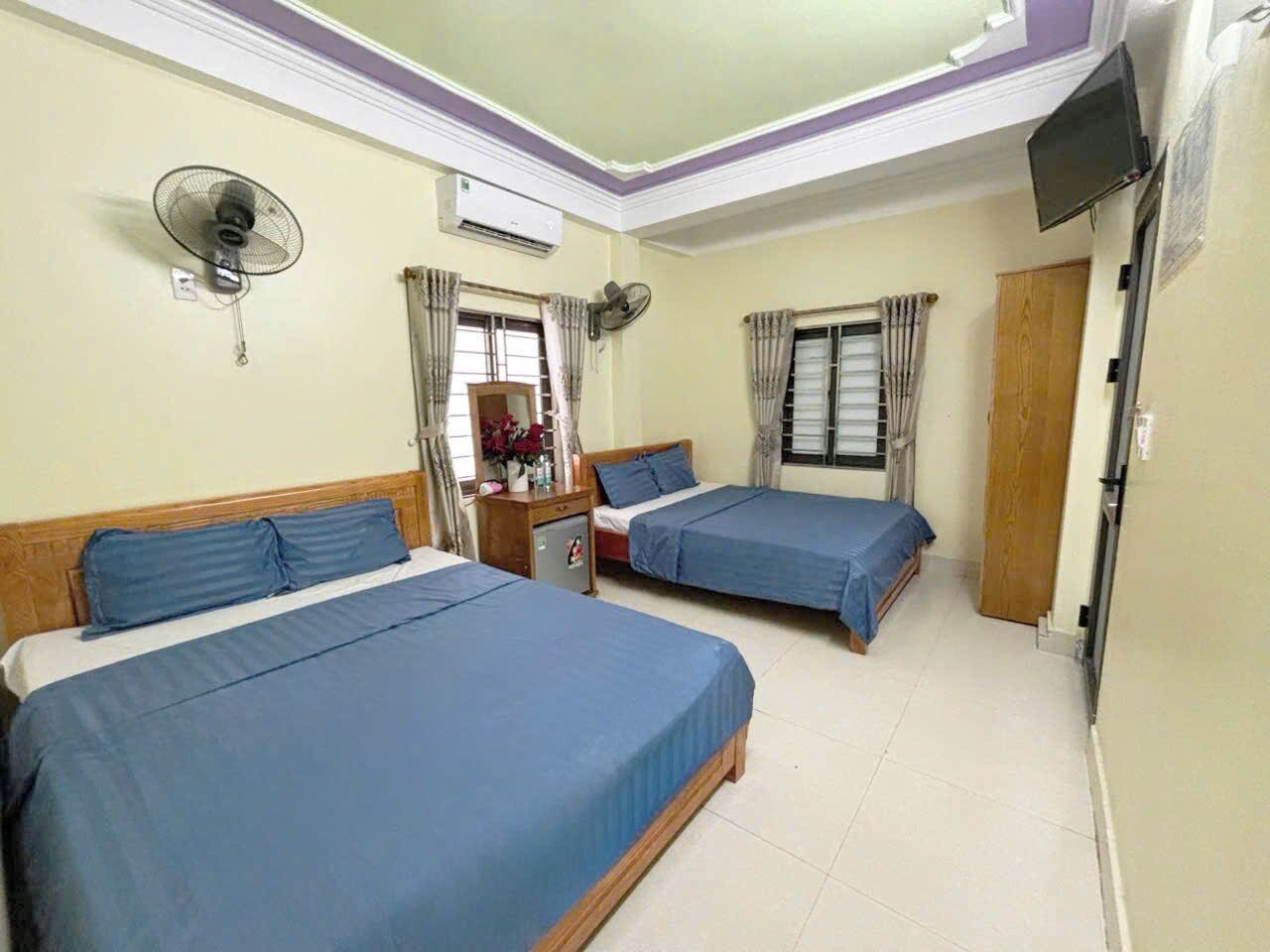 Hypo-allergenic bedding, minibar, desk, blackout curtains