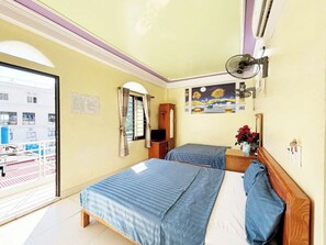 Habitación doble estándar, vista a la montaña | Ropa de cama hipoalergénica, minibar, escritorio y cortinas blackout 