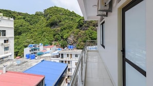 Ein Balkon mit Blick auf eine Hügel- und Stadtlandschaft.